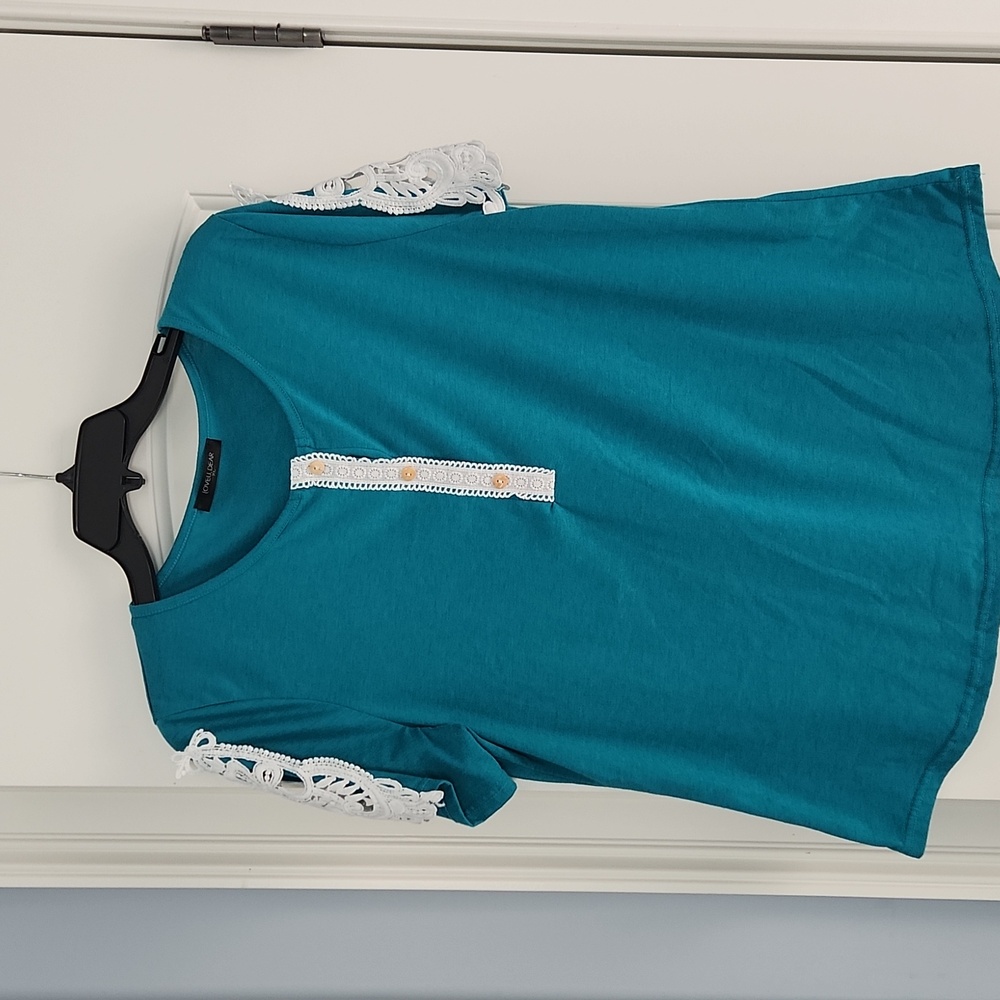 Short sleeve crochet lace sleeve top